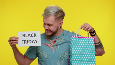 hombre feliz y elegante mostrando el texto de la pancarta de inscripción del viernes negro, descuentos publicitarios, precios bajos