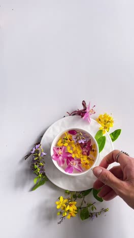 delicado arreglo floral de taza de té