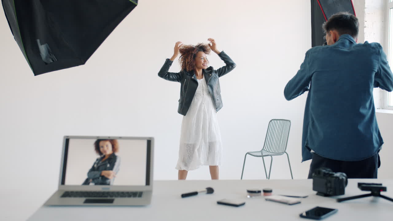 스튜디오에서 패션 사진 촬영 세션