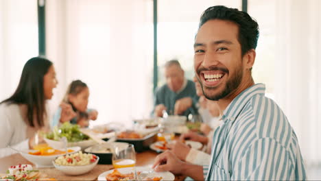 Sonrisa,-Acción-De-Gracias-Y-Un-Hombre-Con-Su-Familia.