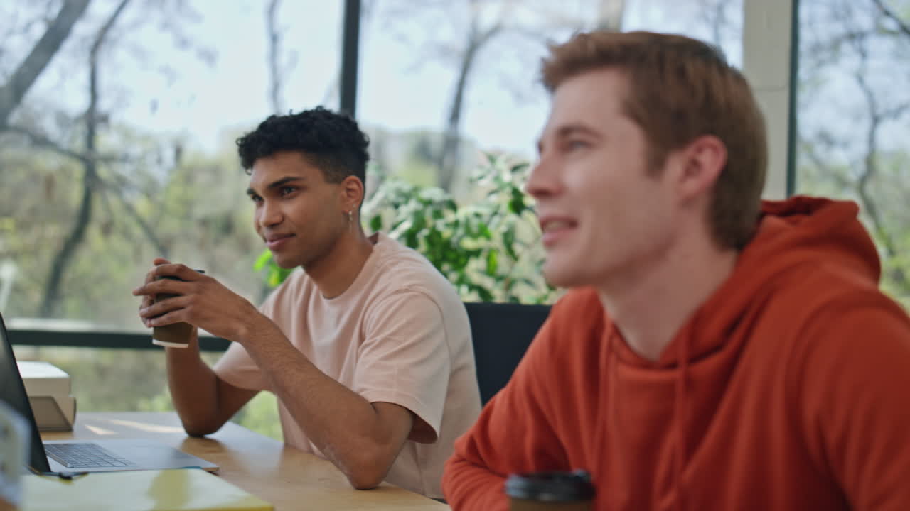 행복한 동료들이 사무실 휴식을 즐기며 대화를 나누고 직장 동료들이 휴식을 즐기는 장면