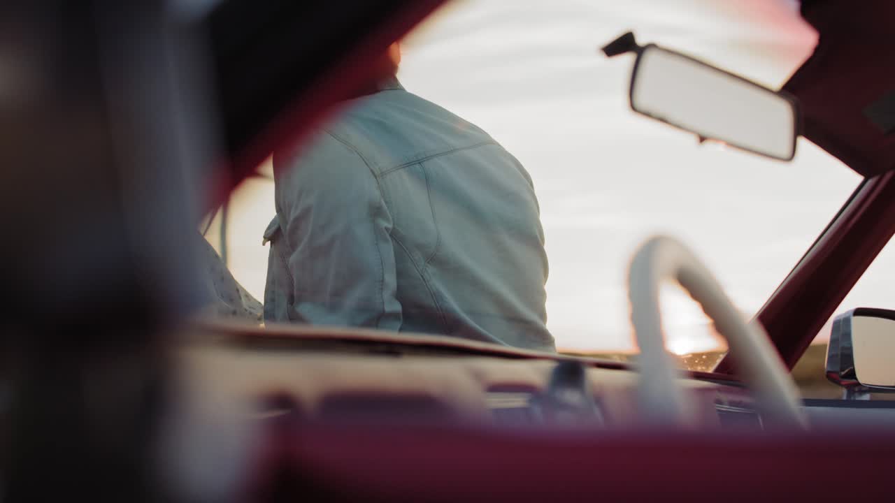 자동차 여행 중 연애하는 커플의 트래킹 비디오