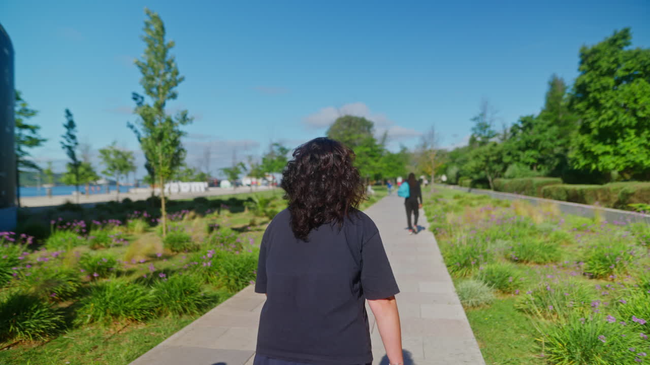 공원 에서 롤러 스케이트 를 타고 있는 여자