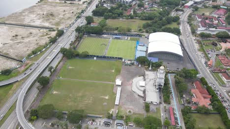 Toma-Panorámica-Orbital-Lenta-De-Jam-Besar-Dataran-En-Johor-Bahru-Con-Un-Dron-Aéreo-En-Malasia