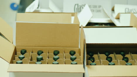 trabajadores empacan botellas de vino en cajas