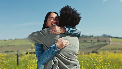 una pareja de lesbianas, felices y mujeres se abrazan en el campo.