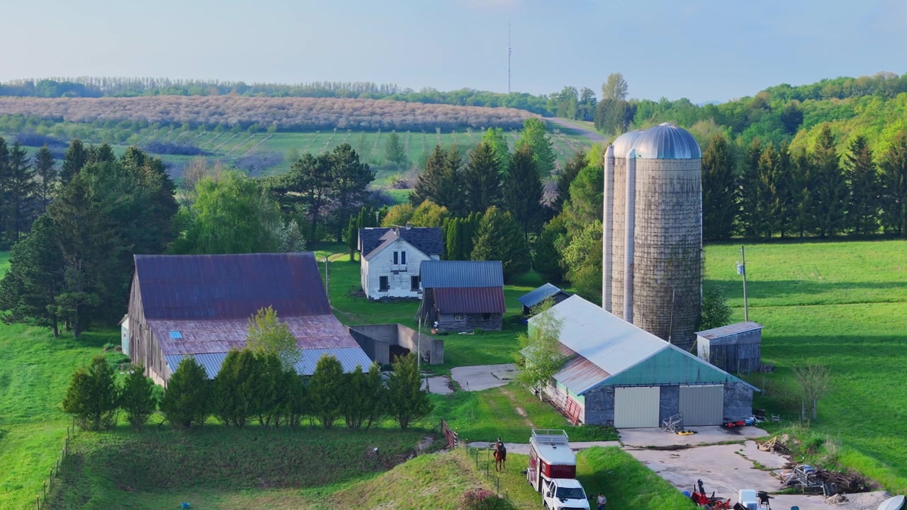 Tåge ruller ind over en rustik gård med en stensilo i landlige Leelanau County, Michigan, USA.