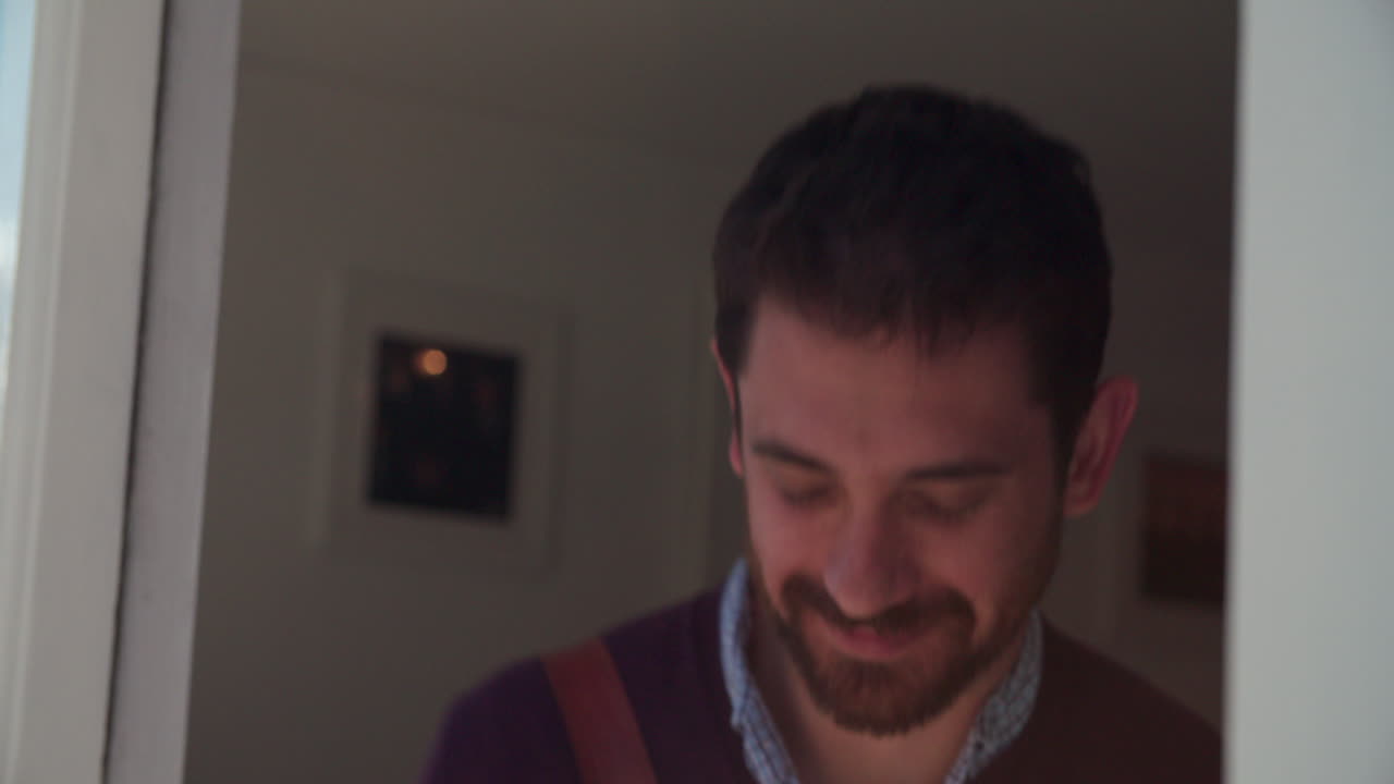 dueño de la tienda cambiando el letrero de abierto a cerrado y cerrando