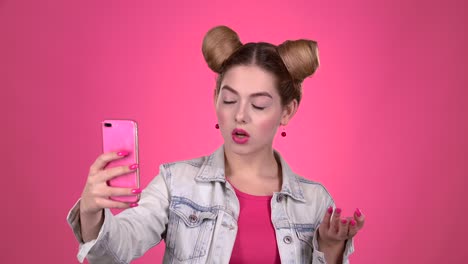 una mujer joven tomando una selfie.