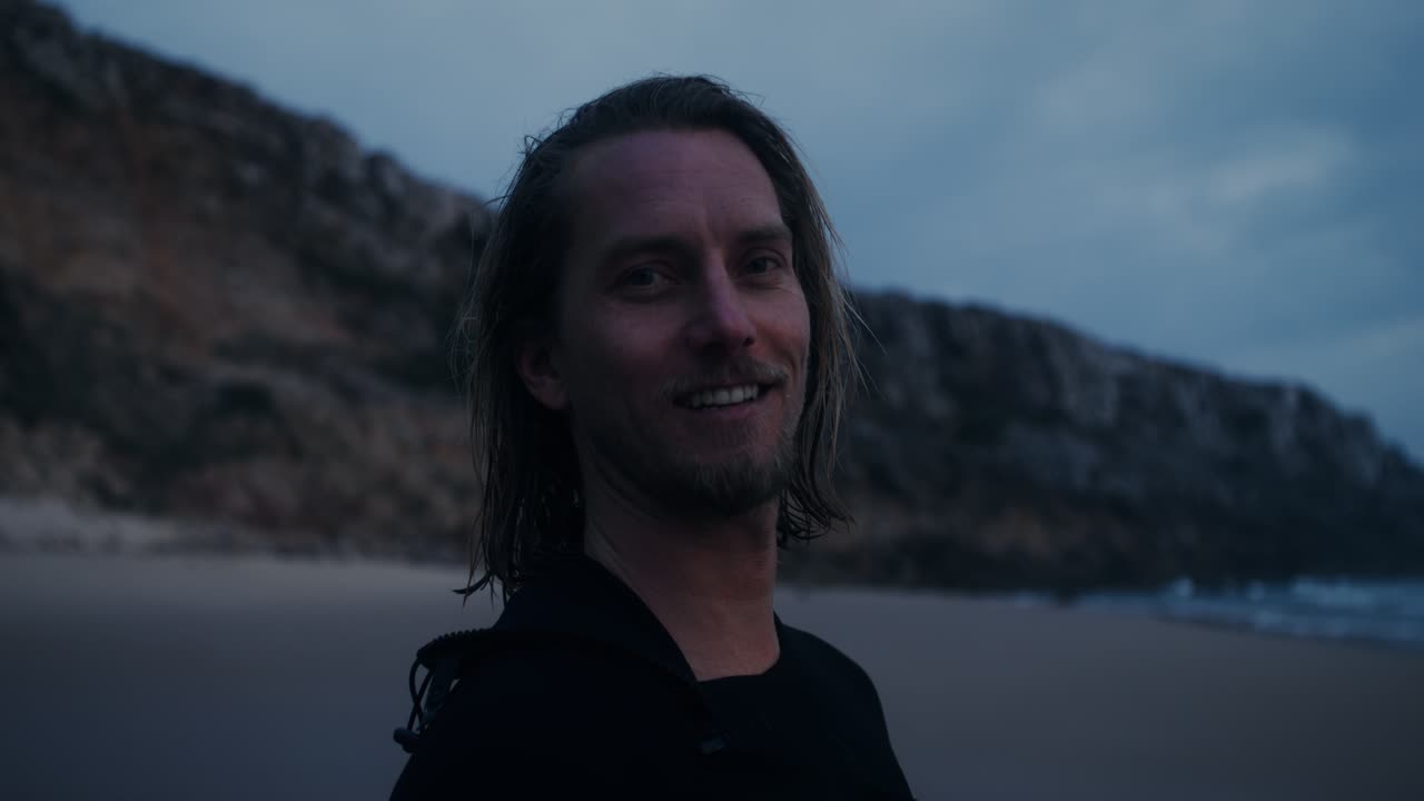 Hombre en la playa al atardecer