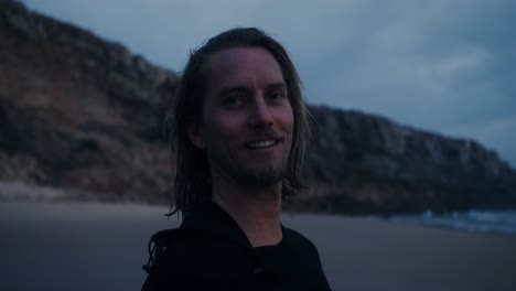hombre en la playa al atardecer