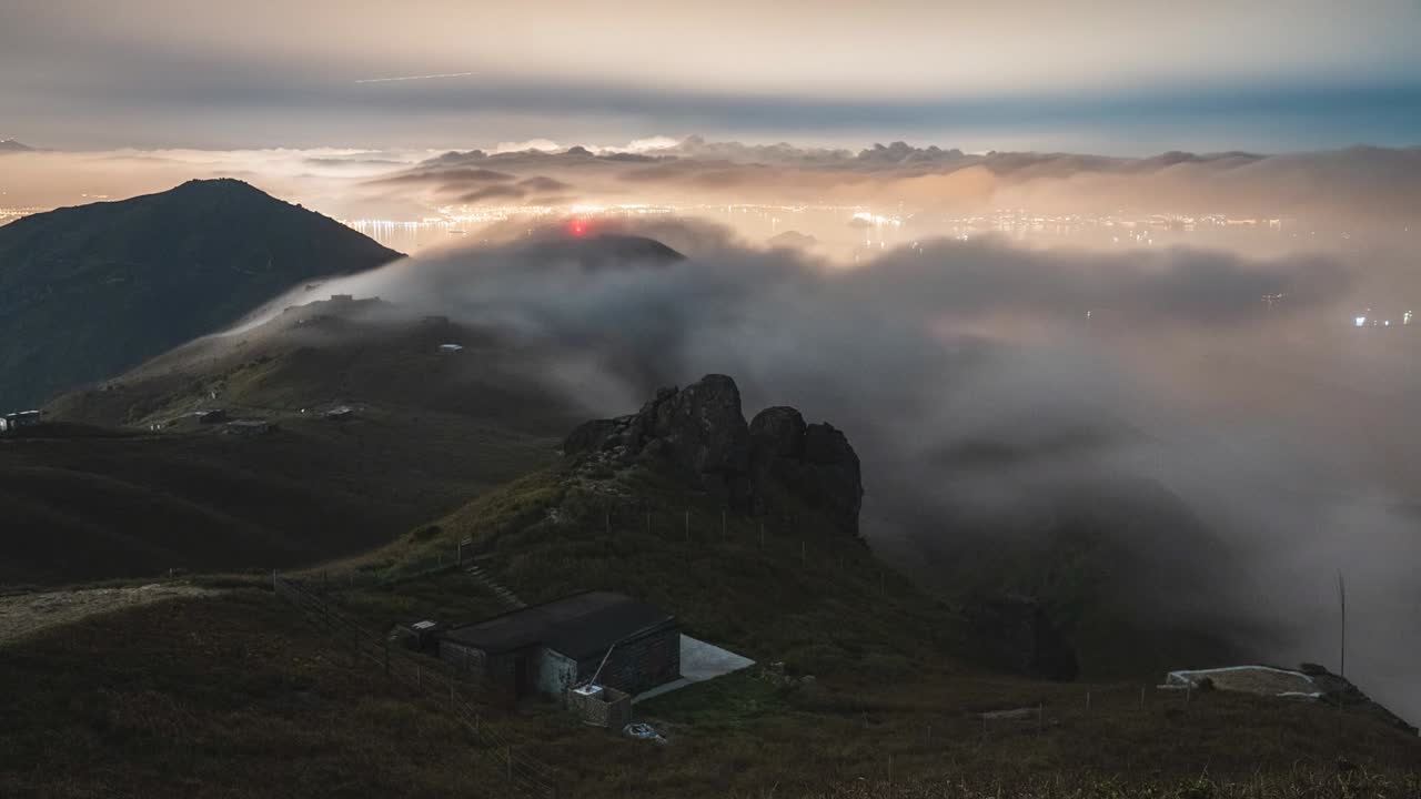 paisaje time lapse hiper lapso de puesta de sol con nubes coloridas y hermosa costa desde arriba en el pico del atardecer, hong kong