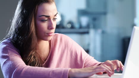 una adolescente deprimida y triste usando una computadora portátil