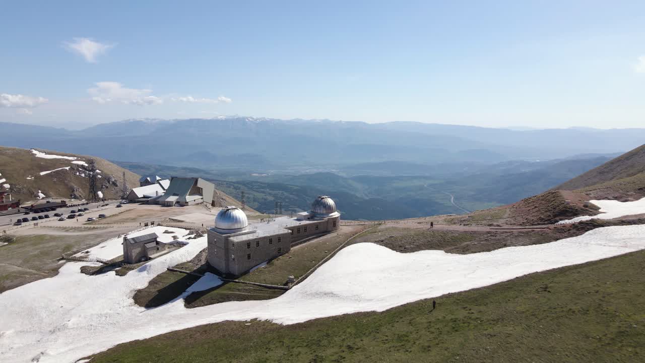 disparo de gran angular con vistas a un observatorio situado en la cima de una montaña en una concurrida ubicación de esquí en la región de abruzzo en italia