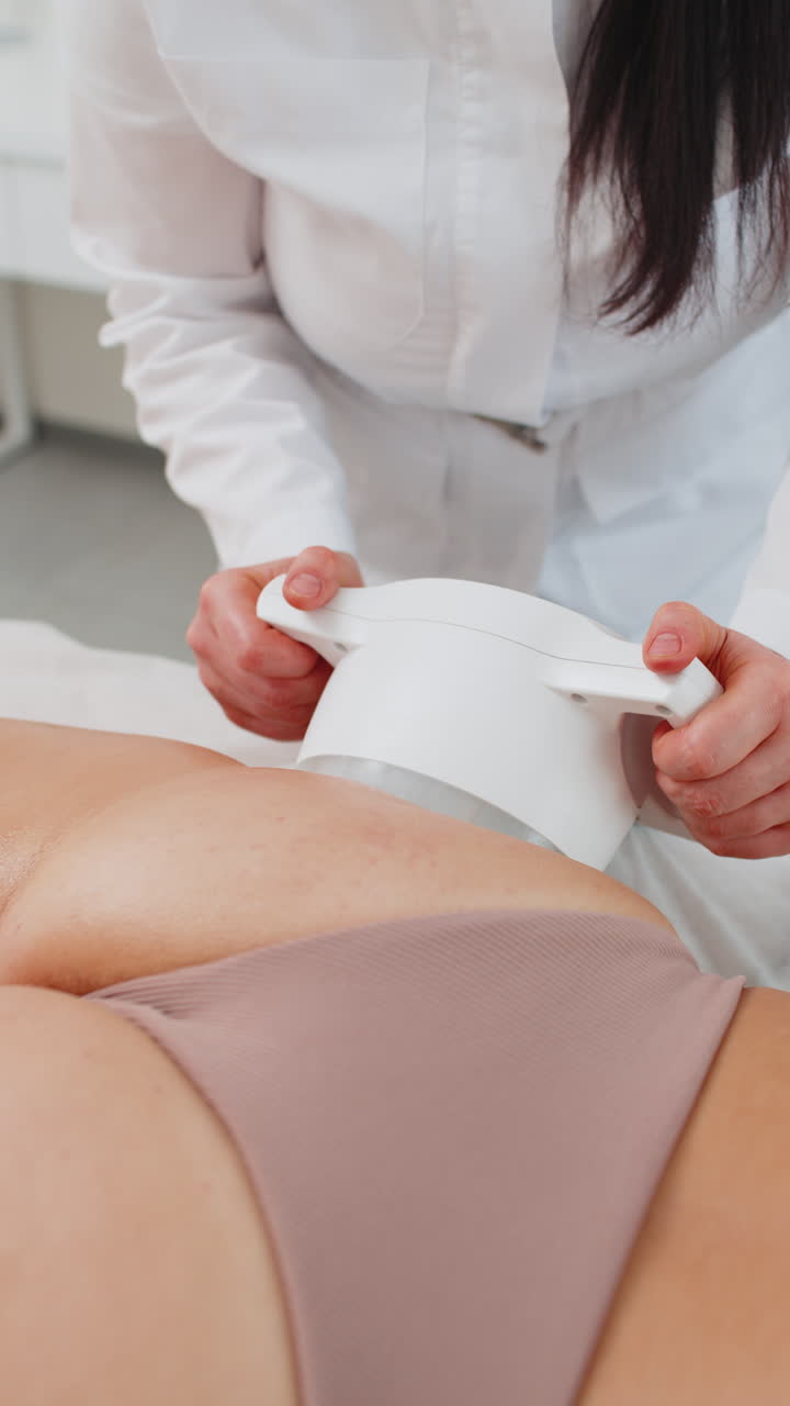 셀라이트 방지 마사지 미용사는 여성에게 카비테이션 진공을 만들어줍니다.