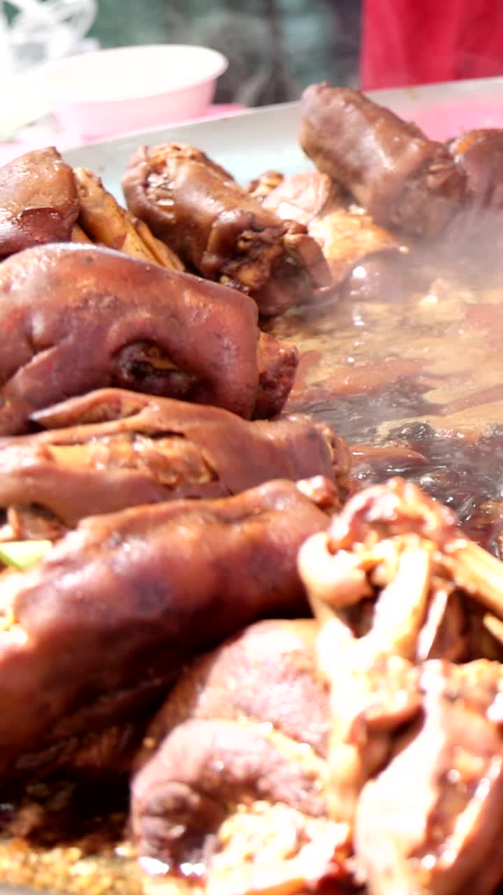 Panci besar berisi semur babi Thailand yang mendidih perlahan.