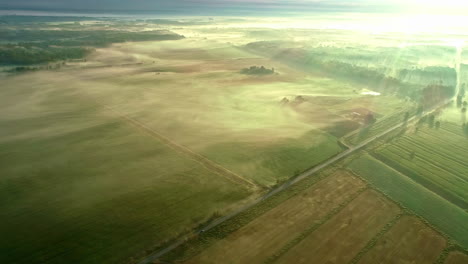 Tiro-De-Dron-De-Niebla-Y-Nubes-Sobre-Tierras-De-Cultivo-Al-Amanecer-Temprano-En-La-Mañana