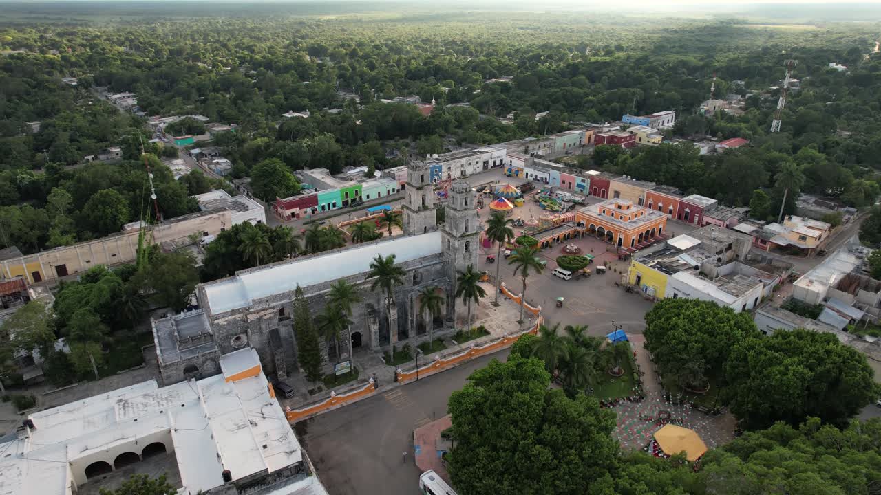 toma de dron de rotación de la iglesia principal de espita yucatan méxico