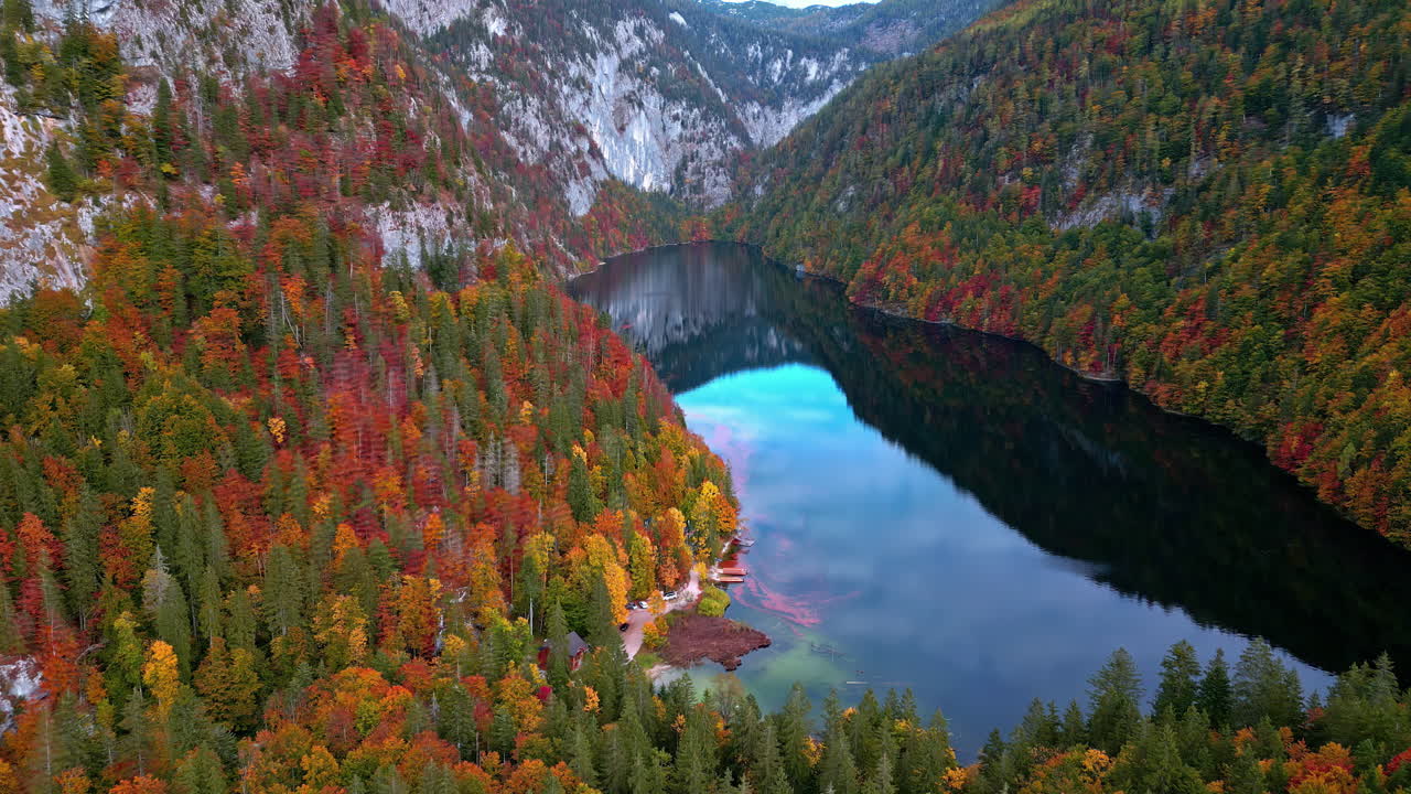 오스트리아 알프스 에 있는 빙하 호수 - 물 에서 반사 되는 가을 풍경 - 공중 사진