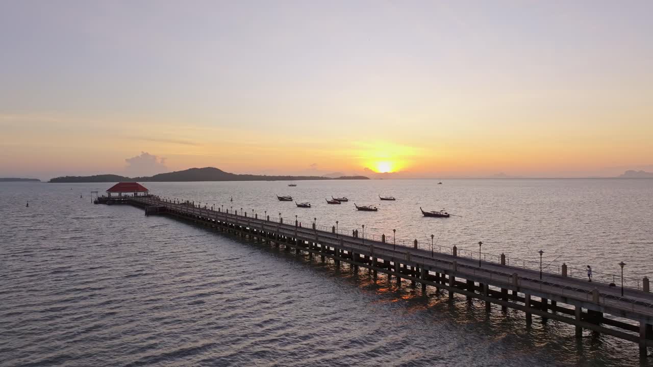 L'alba dipinge i tetti della cittadina costiera di Ko Lanta, Thailandia