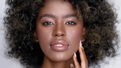 hermoso retrato de una mujer afroamericana
