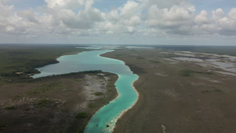 despegue vista de la laguna de bacalar en quintana roo