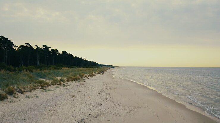 Drohne steigt hoch über dem Strandbad Loederupps im Süden Schwedens auf.