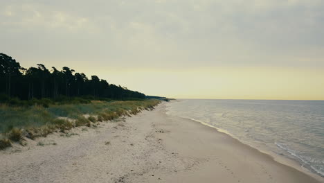 Drone-Ascendiendo-Por-Encima-De-Loederupps-Strandbad-Beacht-En-El-Sur-De-Suecia