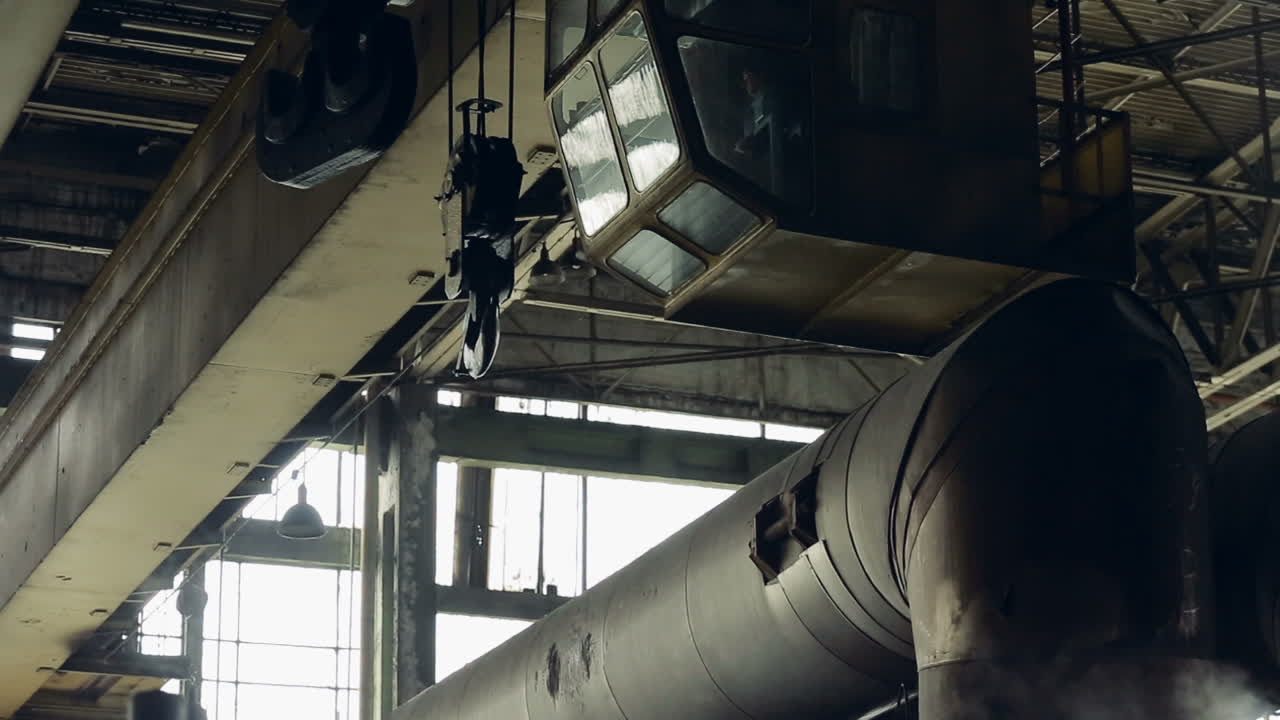 Ponte rolante de fábrica. Ponte rolante em fábrica para uso em trabalho industrial.