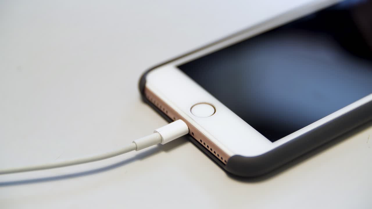 Mano che ricarica un iPhone