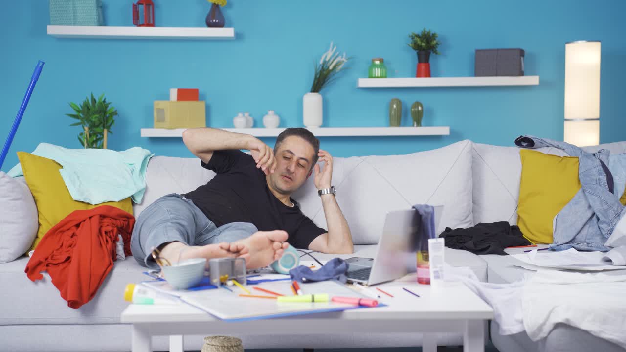 게으른 사람은 일을 하면서 잠들어 있다.