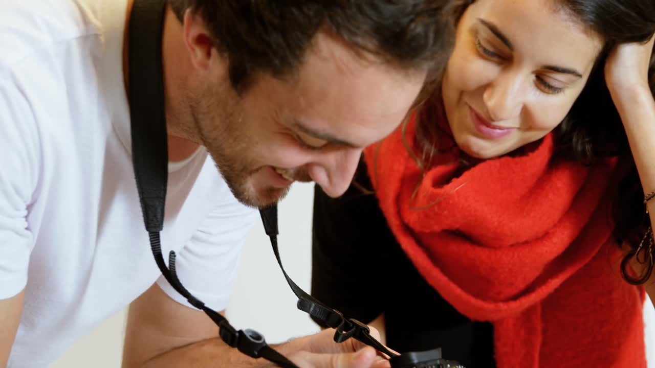 fotógrafo masculino y modelo discutiendo sobre fotos 4k