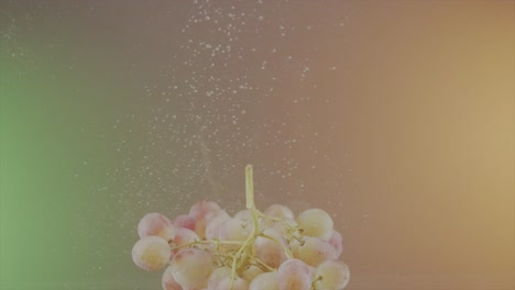 uvas salpicando en el agua