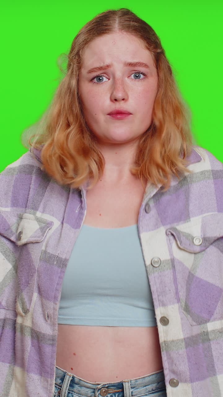 irritada disgustada agresiva mujer infeliz gestando las manos culpando regañando por el problema de fracaso