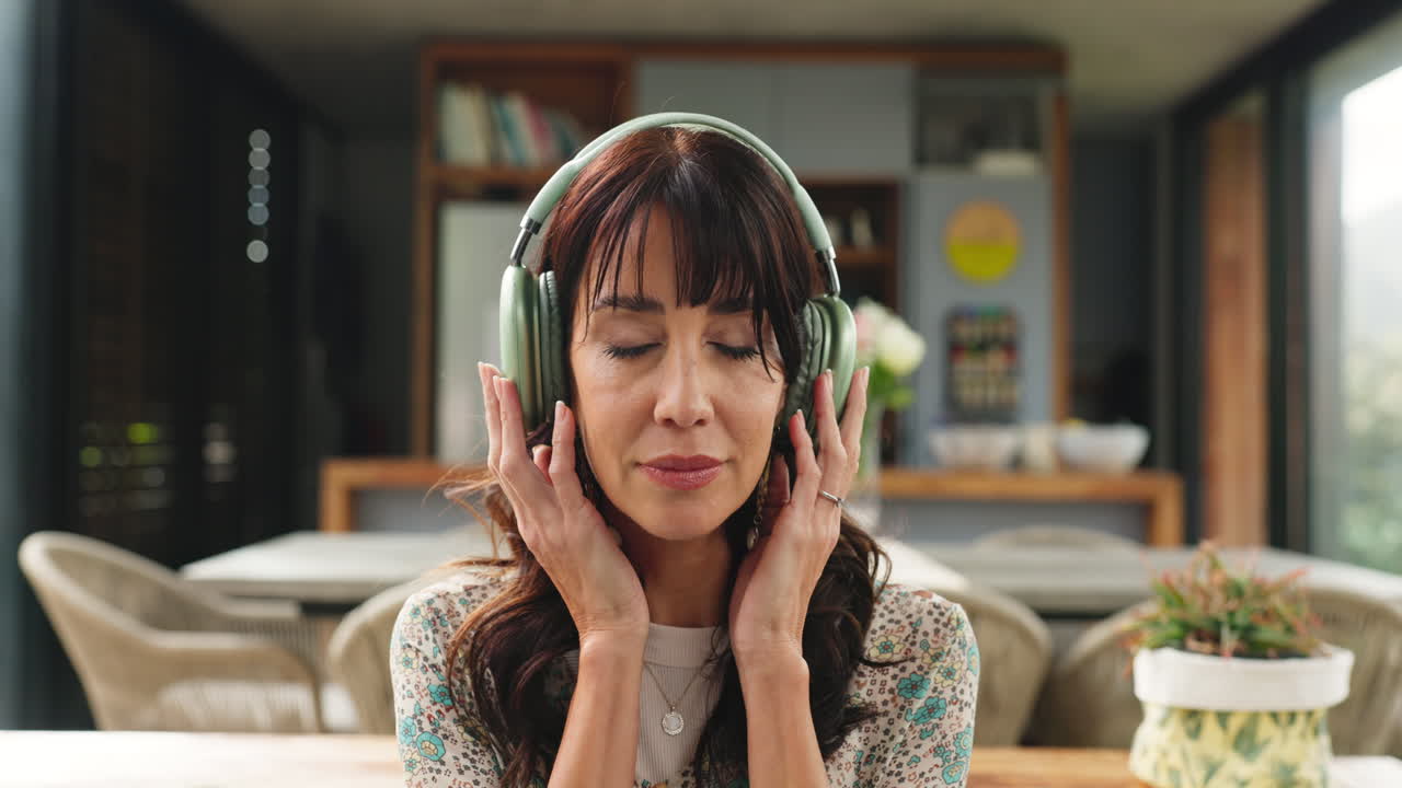 ヘッドホンで音楽を聴き、目を閉じて安らぐ女性