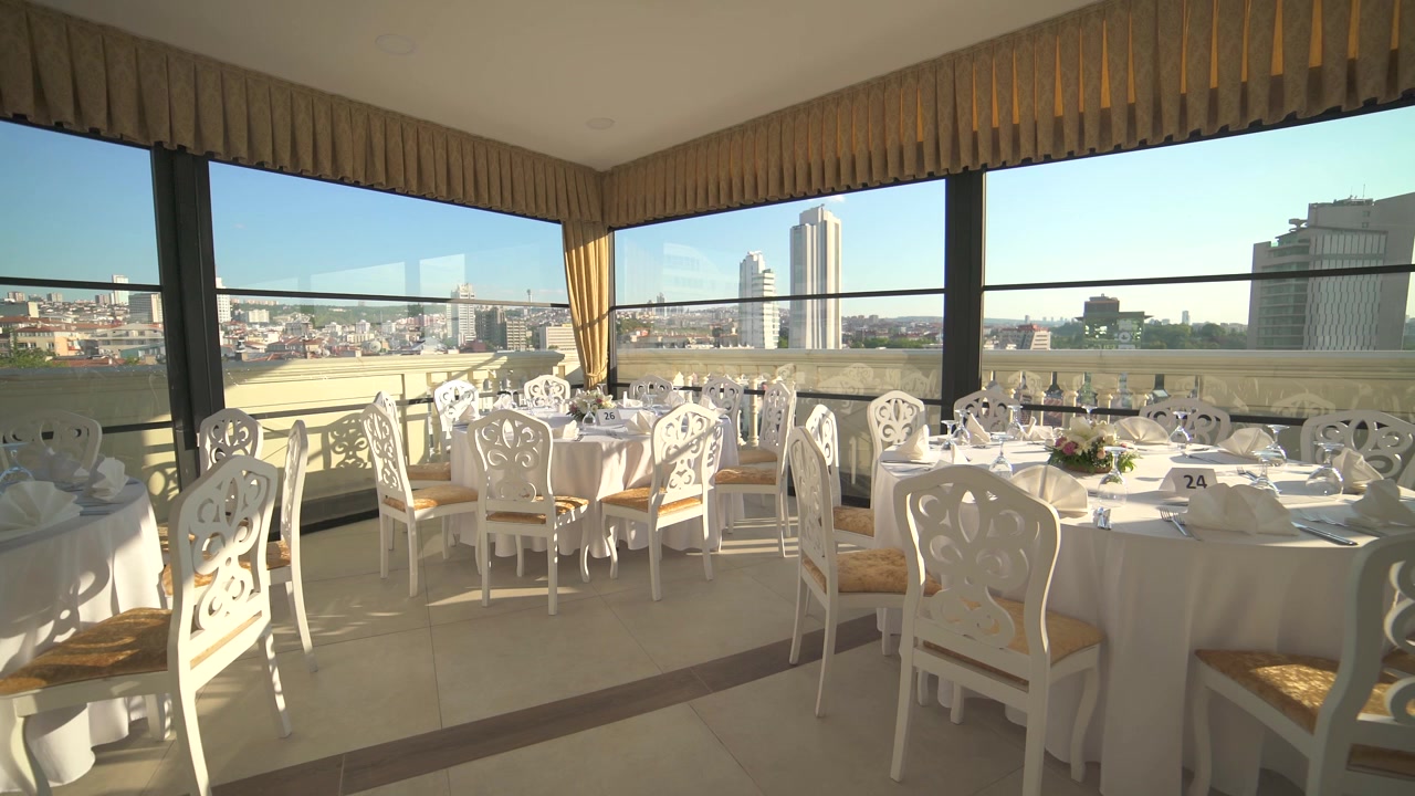 Elegante zona de comedor de restaurante en la azotea con vistas a la ciudad