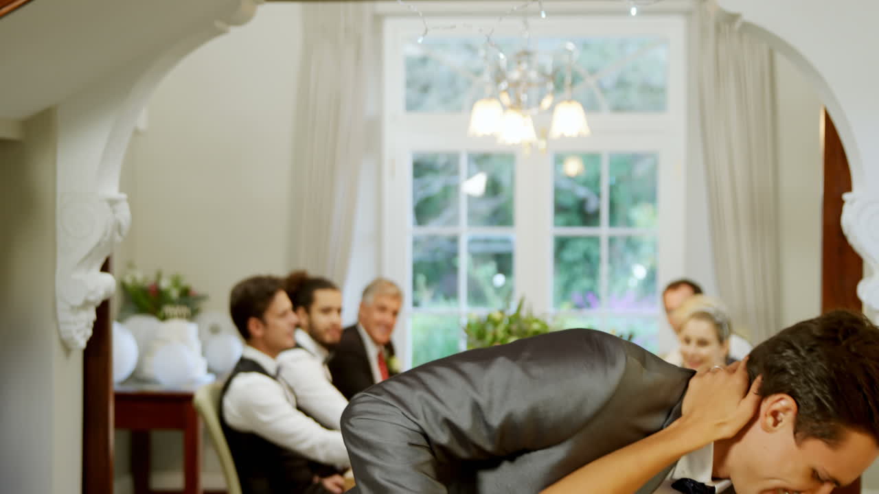 신랑과 신부가 춤을 추고 손님들이 그들을 지켜보는 동안 4k 4k