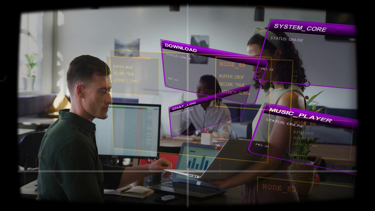 Stående kvinde viser bærbar computer og får HUD-paneler til at glide, mens siddende mand gennemgår et forretningsdiagram.