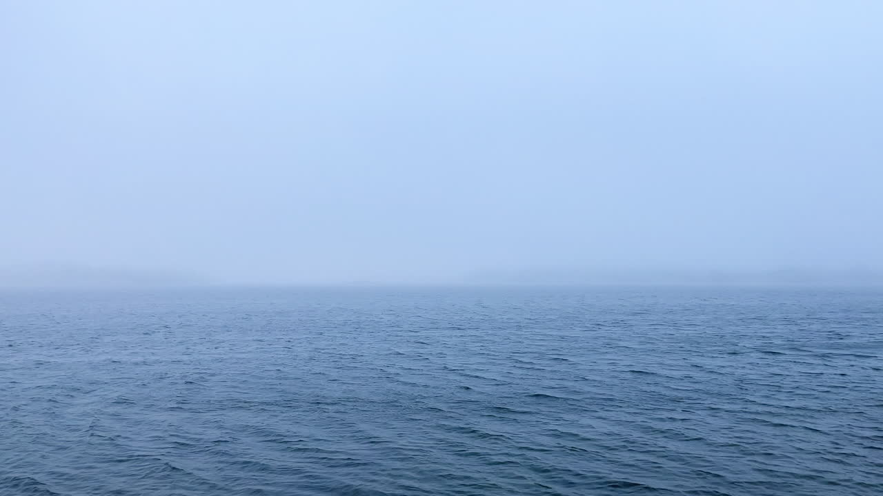 드라마틱하고 신비한 물 위의 안개