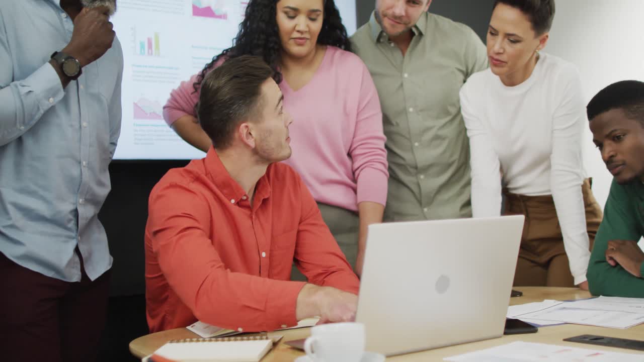 diversas personas de negocios felices discutiendo el trabajo durante una reunión en la oficina