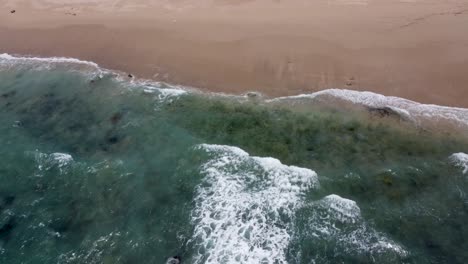 Top-Aufnahme-Von-Wellen,-Die-Am-Strand-Brechen