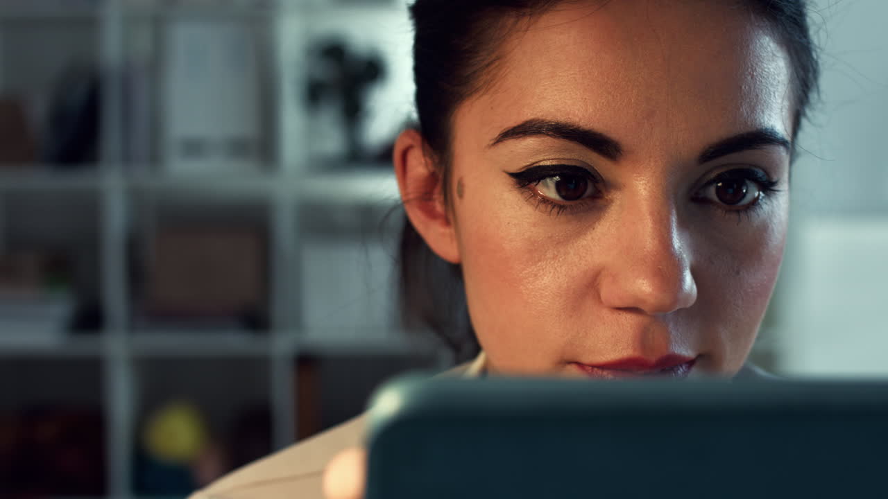 mujer atractiva que usa una tableta digital con pantalla táctil en casa