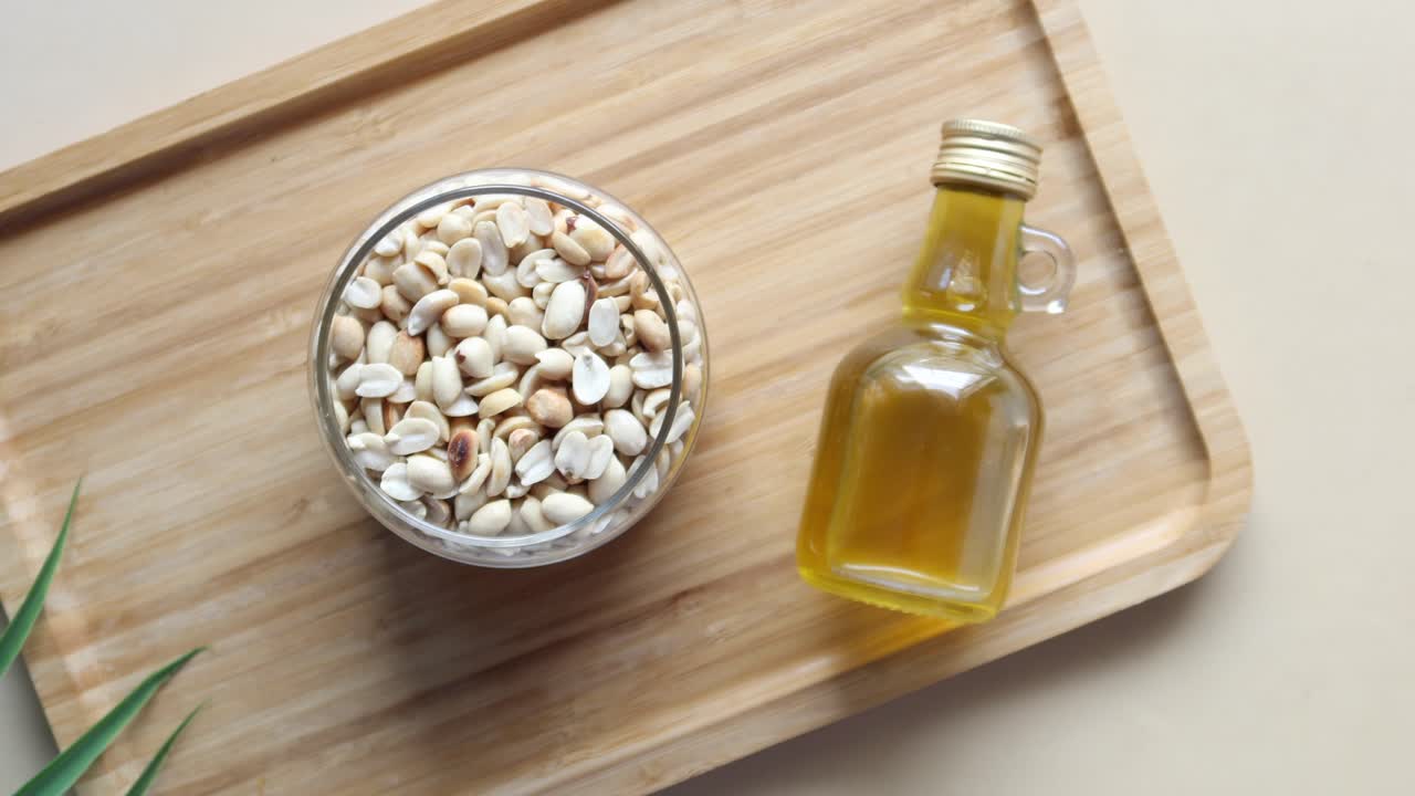 나무 트레이 에 있는 땅콩 과 땅콩 기름