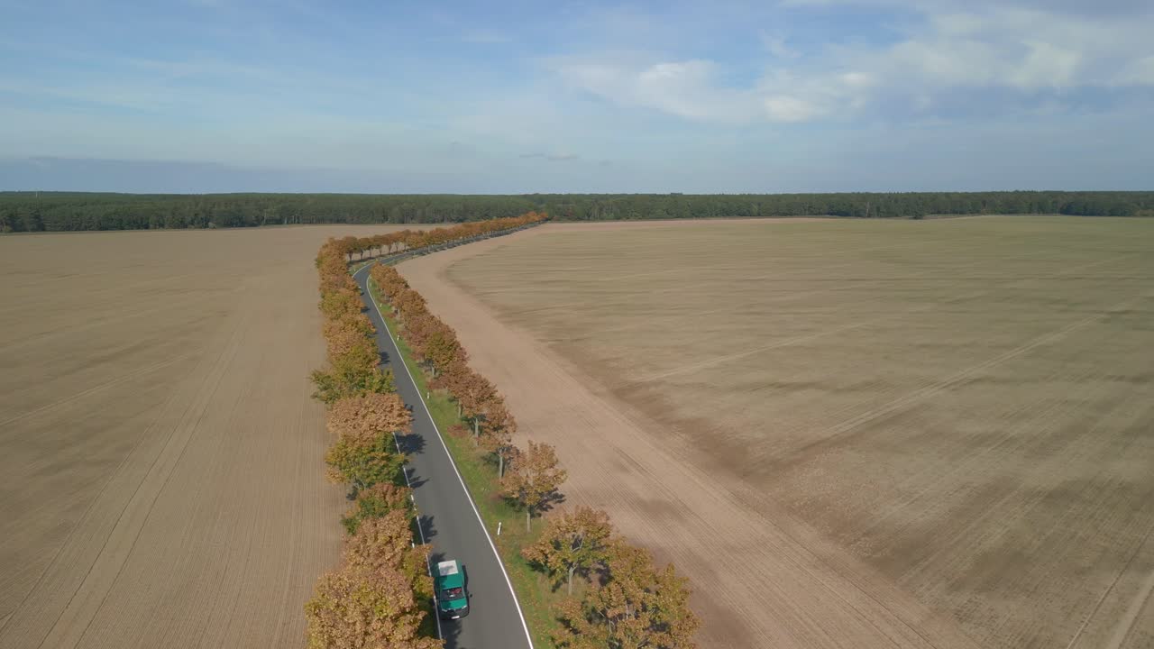 가을 필드를 통해 자동차와 시골 길