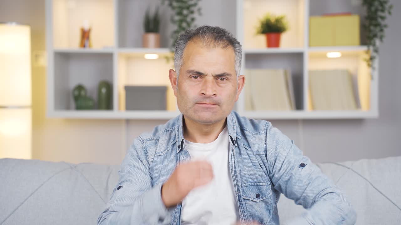 el hombre se está mordiendo las uñas.