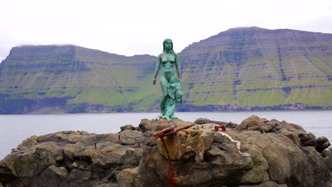 Tiro-Inclinado-Hacia-Abajo-De-La-Estatua-De-La-Mujer-Foca-En-La-Costa-De-Mikladalur,-Islas-Feroe.