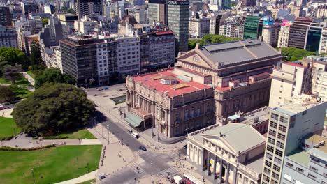 dolly aéreo en vista del gran teatro colón en medio de la ciudad argentina de buenos aires