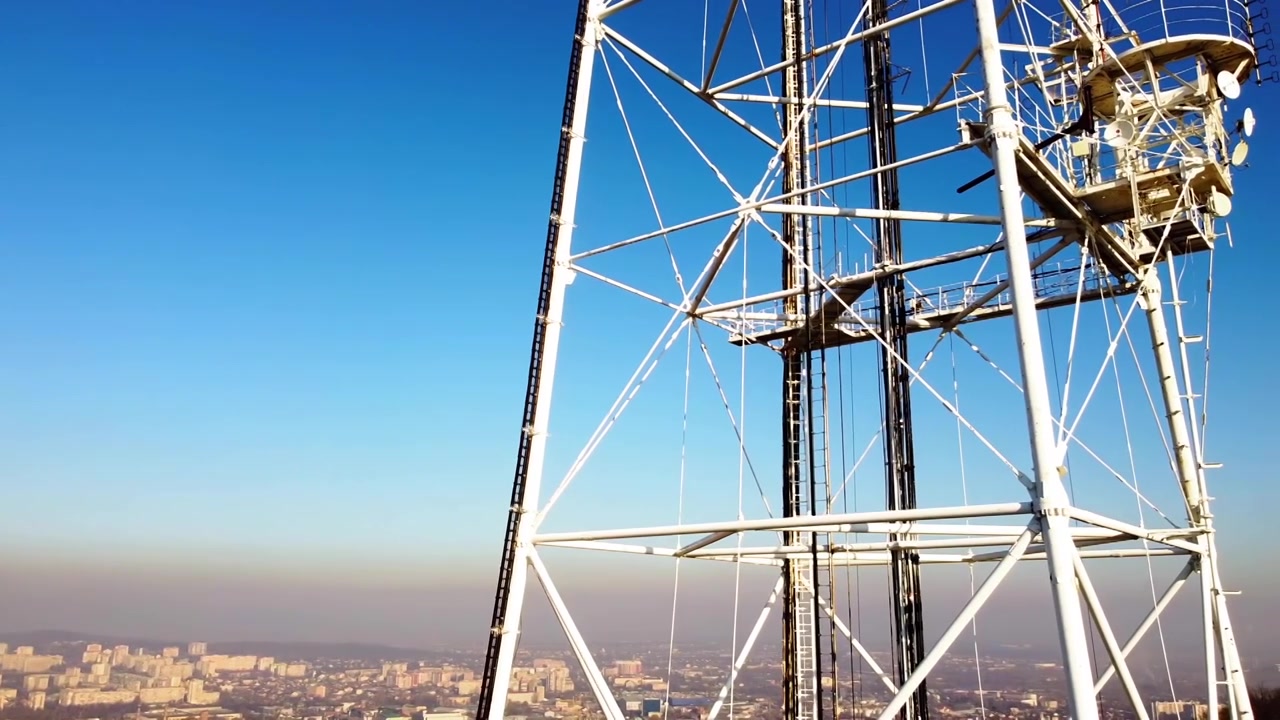 Vista aérea de um drone voando perto de uma torre de TV