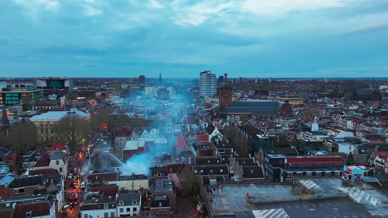 Vista aerea da drone di Utrecht sopra il centro storico in seguito a un'esplosione di gas e incendi, centro città fumante, Paesi Bassi, pompiere che spegne il fuoco da una gru dei vigili del fuoco