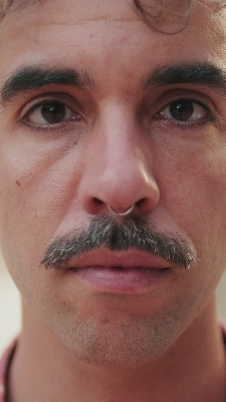 Close-up de Homem Abrindo os Olhos e Sorrindo para a Câmera